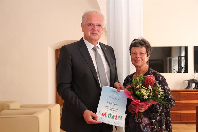 Stadtchef Resch übergibt Brigitte Wagner die Auszeichnung „Beste Waldviertler Freiwillige 2017“ | Foto: Stadt Krems