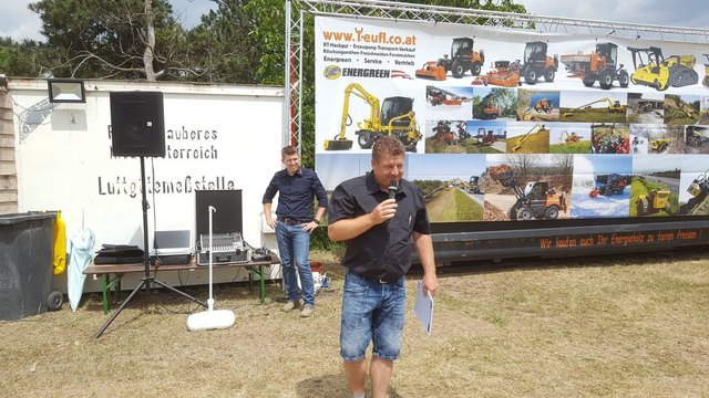 Firmeninhaber Bernhard Teufl und seine Mitarbeiter freuten sich über den Erfolg.