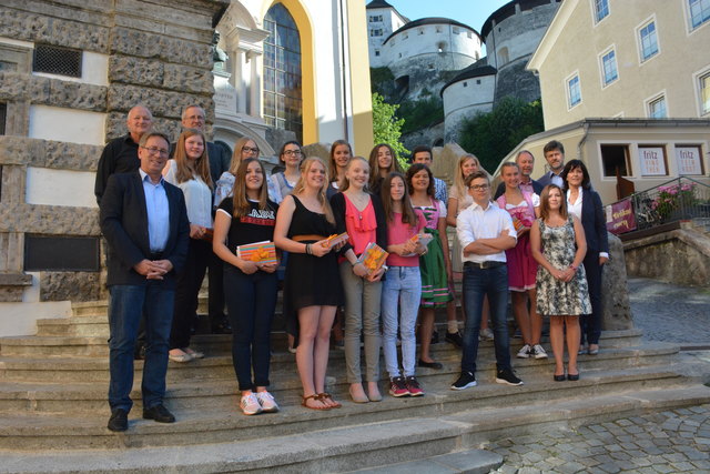 Geehrte Schüler mit Bürgermeister Martin Krumschnabel (1.v.l.) und Bildungsreferentin Birgit Obermüller (rechts außen).