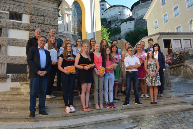 Geehrte Schüler mit Bürgermeister Martin Krumschnabel (1.v.l.) und Bildungsreferentin Birgit Obermüller (rechts außen). | Foto: Stadt Kufstein/Kleinheinz