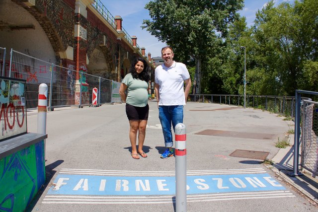 BR Saya Ahmad und Thomas Liebich an der "Fairnesszone", die am Pier 9 schon gekennzeichnet ist - ein Bodenleitsystem für Sehbehinderte soll folgen