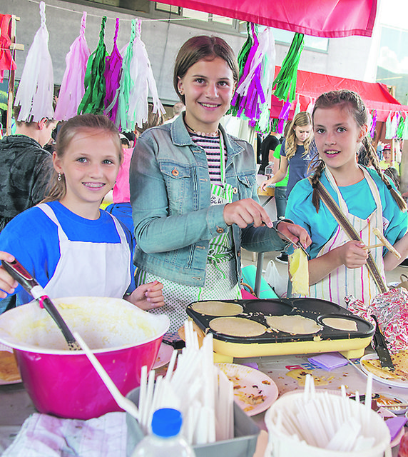 Gymnasium Kirchdorf feierte Jubiläum50 Jahre BRG/BORG Kirchdorf – Anlass, zu feiern. Ein großes Zirkuszelt war DIE Attraktion. Ein buntes Unterhaltungsprogramm mit Clownerie, Tanz, Akrobatik, Magie und Musik wurde von Zirkusdirektor Wilhelm Zillner (Direktor BRG/BORG) und dem Clownduo Johanna und Ingrid (Lehrerinnen Johanna Horcicka und Ingrid Pohn) präsentiert. Der „50-Jahr-Markt“ bot eine Vielfalt von Angeboten von der Kulinarik über Schmink- und Rätselstation zu Geschicklichkeitsübungen. Viele Menschen 