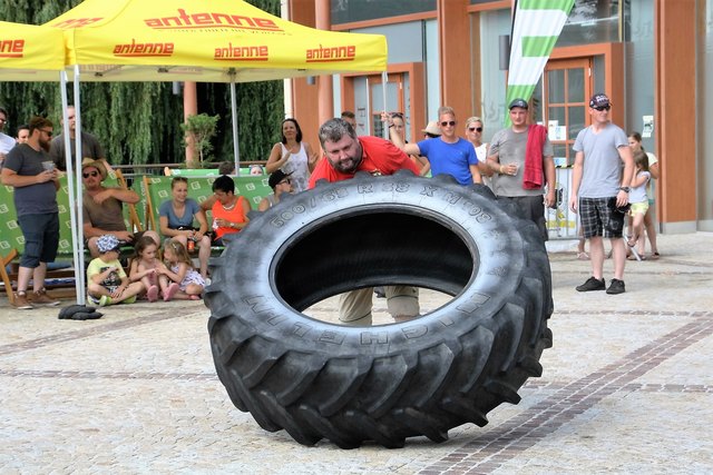 In der Disziplin Wheelflip muss ein 180 kg schwerer Reifen möglichst oft übergedreht werden.