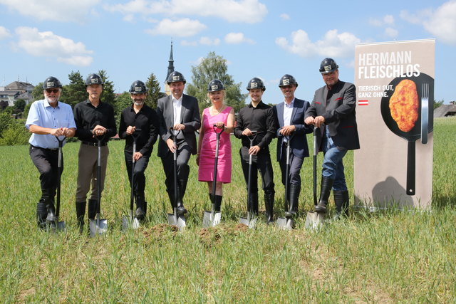 Georg Lanza (Beratender Architekt), Franz Rohringer (Prokurist), Hermann Neuburger (Geschäftsführer), Wilfried Kellermann (Bürgermeister), Wilbirg Mitterlehner (Bezirkshauptfrau), Thomas Neuburger (Geschäftsführer), Egon Mayrdobler (Finanzberater) und Gerald Schmidt (Generalplaner, Eco Projekt), v. l. | Foto: Foto: Justin Berlinger