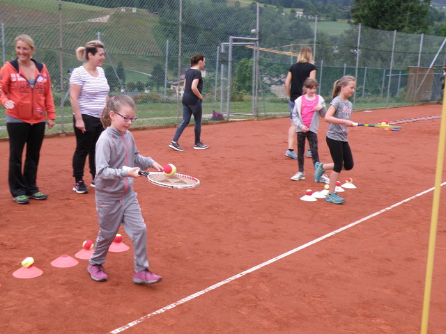 Den Umgang mit dem Tennisschläger lernten die Volksschüler von Pfarrwerfen bei einem Schnuppertraining beim TC Pfarrwerfen.