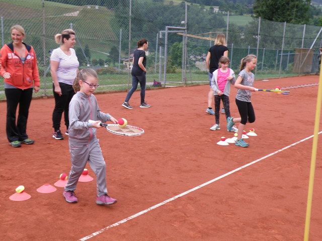 Den Umgang mit dem Tennisschläger lernten die Volksschüler von Pfarrwerfen bei einem Schnuppertraining beim TC Pfarrwerfen. | Foto: Kultur- und Museumsverein Pfarrwerfen