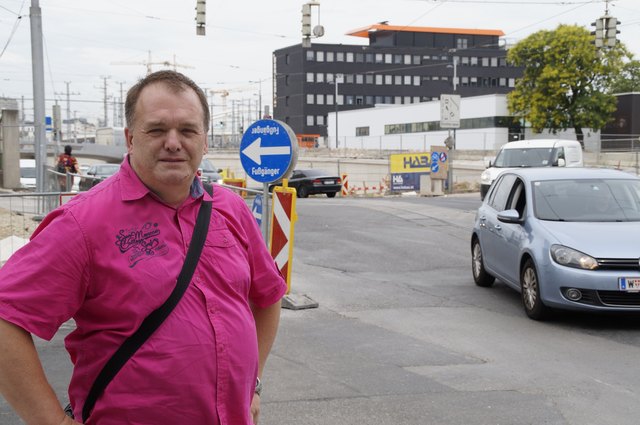 Alfred Krenek (FPÖ), Vorsitzender der Verkehrskommission, vor der Baustelle bei der Unterführung Gudrunstraße.