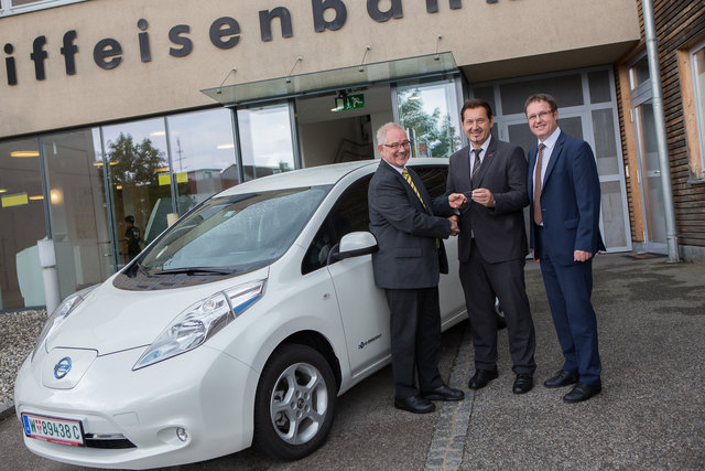 Kundenberater Rudolf Lang, Gewinner Walter Ranzebacherbacher und Bankstellenleiter Karl Pfeiffer | Foto: privat