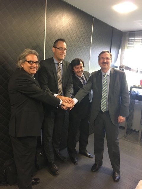 Ernst Wiesinger (re.) und Walter Bostelmann (Bildmitte), Vorstand Kellner & Kunz AG beschließen Kauf mit Alberto und Walter Martínez.
