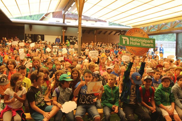 Rund 800 Osttiroler Schülerinnen und Schüler kamen zum Jubiläumsfest nach Kals. | Foto: NPHT