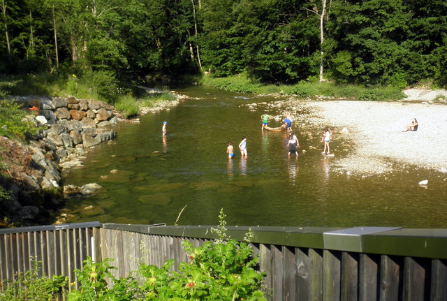 ... wie sich ihre Schüler schon um halb Neun voller Freude im kühlen Wasser beschäftigen