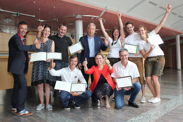Die Absolventen mit Lehrgangsleiterin Magdalena Froner (6. v.l.), Trainer Meinhard Gall (5.v.l.) und Bezirksstellenleiter Otmar Ladner (li.).