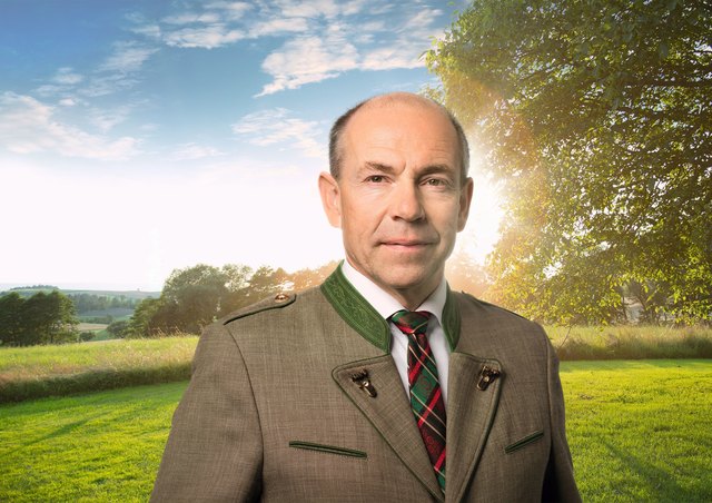 Der Landesobmann des OÖ Bauernbundes, LR Max Hiegelsberger, tritt für den Erhalt von Bienenvölkern ein.