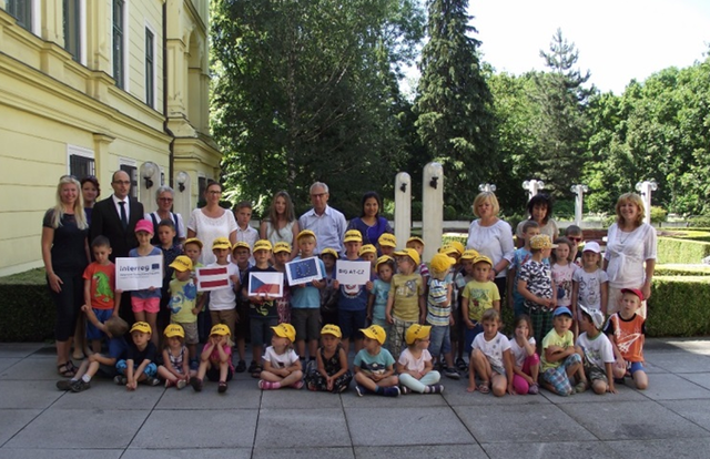 Lydia Rumpfova, Alice Brychtova, Jan Sechter, Maria Krammer, Simone Haas, Franz Krammer, Nui Preeya Glanznig, Manuela Felzl, Jarka Krejzova, Marcela Zajicova mit den Kindern der Partnerkindergärten Walterskirchen und Charvatská Nová Ves.