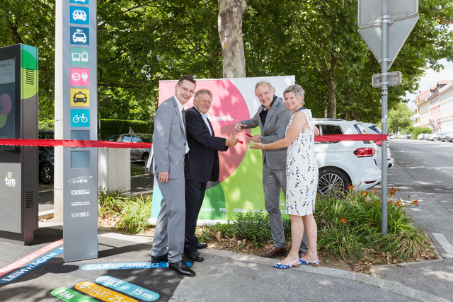 Eröffnet: Holding-Vorstände Gert Heigl, Wolfgang Malik, Barbara Muhr und Stadtrat Günther Riegler (2.v.r.) heute in Eggenberg. | Foto: Droneberger