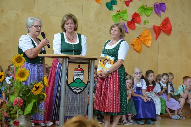 Für drei Lehrerinnen ist es der letzte Schulschluss: Grete Sommerauer, Dir. Rosa Weingartmann und Wilhelmine "Minnerl" Reitbauer von der VS Koglhof