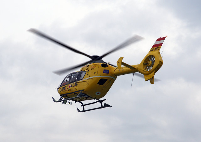 Mit dem Rettungshubschrauber wurde der verletzte Motorradlenker gestern, 5. Juli 2017, von Kopfing nach Ried ins Krankenhaus gebracht.