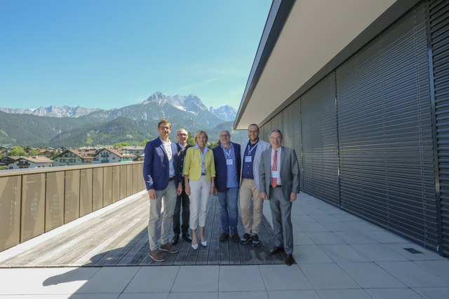 Die Kongress-Sponsoren mit  Kongresspräsident Christian Mutschlechner (re.). Links: Marco Pointner (TVB Saalfelden-Leogang) und links hinten Alfred Wieland (Congress Saalfelden). | Foto: Credits: Austrian Convention Bureau/bildgewaltig.at/Markus Gollner