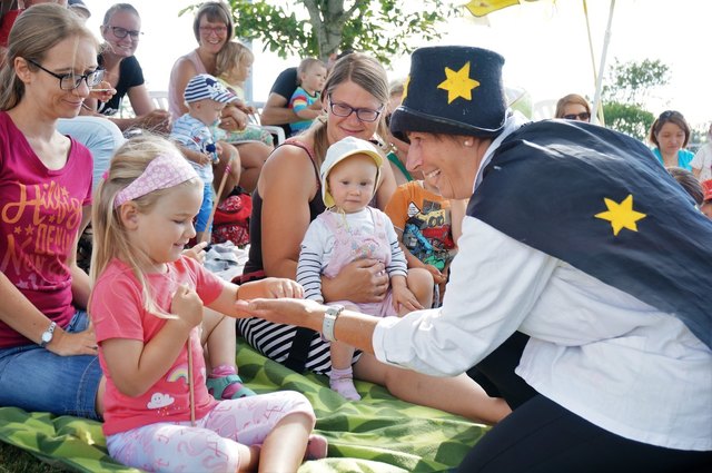 Bertakus zeigte den Kindern Zaubertricks. Auch die Erwachsenen waren darüber erstaunt. | Foto: Foto: privat