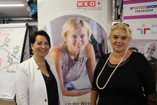 FiW Bezirksvorsitzende Petra Erhart-Ruffer (links) mit Bernadette Wuelz.