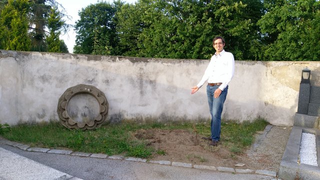 Stadtrat David Süß (ÖVP) präsentiert den künftigen Standort des neuen Urnengrabs im neuen Friedhofsteil in Schrems.