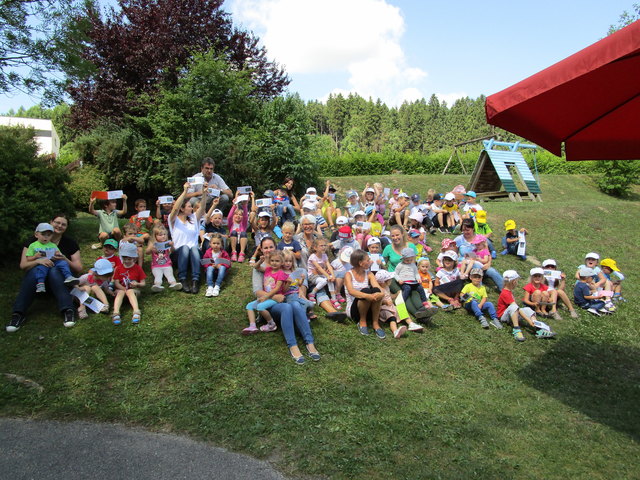 Die Programmhefte der 10. Kinderferienaktion wurden in bewährter Weise im Kindergarten und in der Volksschule verteilt.