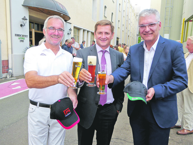 Braumeister Andreas Werner, Bgm. Kurt Wallner, Pressechef Gerhard Lukasiewicz (v.l.). | Foto: Weeber