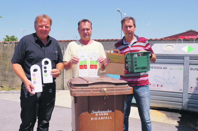 Bitte kein Plastik in die Biomüll-Tonne (v.l.): Peter Musger von Musger Humus Transporte mit den beiden Abfallberatern Erich Elsnig und Josef Krobath.