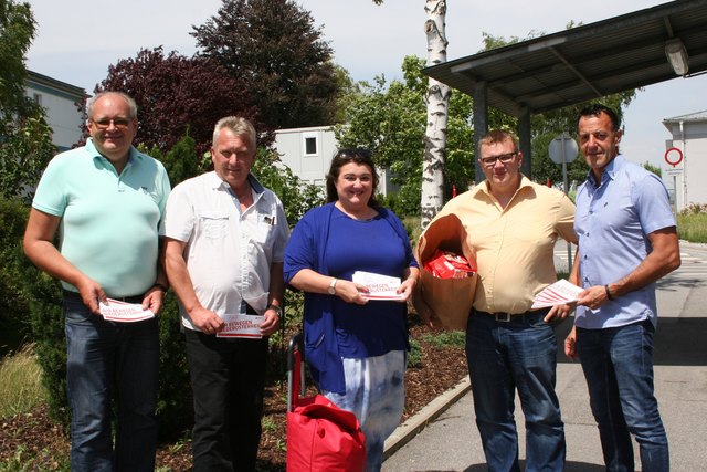 Für Betriebsratsvorsitzende Kammerrätin Christine Asperger ist die Teilnahme der OMV in Gänserndorf bei der „Regionaltour“ der Arbeiterkammer eine Selbstverständlichkeit (v.l.n.r.): Gerhard Pfundner, Wolfgang Ondrejkovics, Christine Asperger, Manuel Strobl und Christian Mörth.