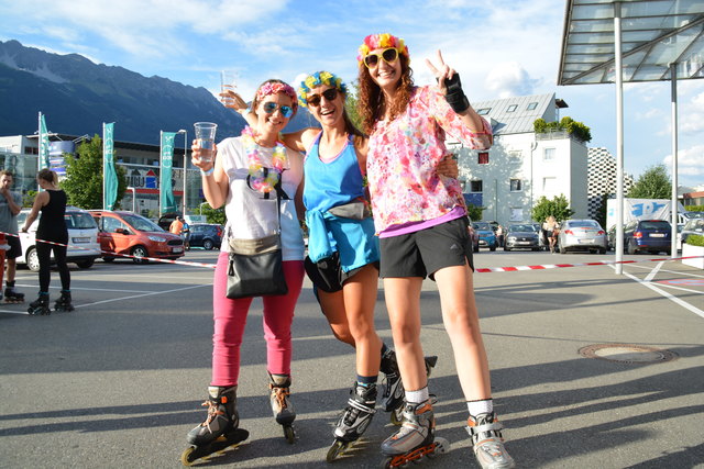 Julia, Melly und Pia haben das Motto des Abends "Flowerpower" perfekt umgesetzt