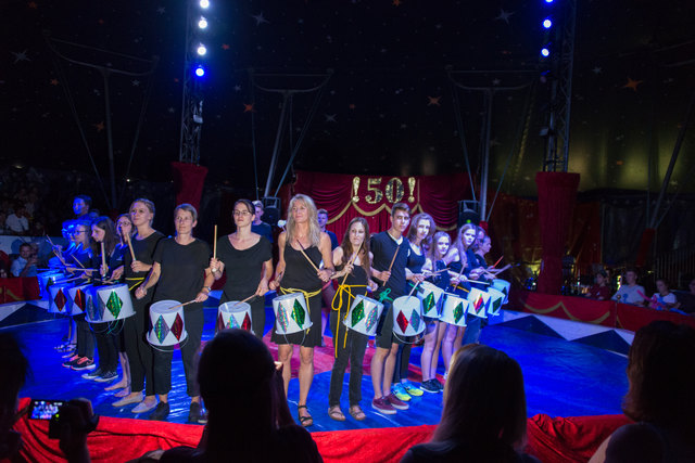 Gymnasium Kirchdorf feierte Jubiläum50 Jahre BRG/BORG Kirchdorf – Anlass, zu feiern. Ein großes Zirkuszelt war DIE Attraktion. Ein buntes Unterhaltungsprogramm mit Clownerie, Tanz, Akrobatik, Magie und Musik wurde von Zirkusdirektor Wilhelm Zillner (Direktor BRG/BORG) und dem Clownduo Johanna und Ingrid (Lehrerinnen Johanna Horcicka und Ingrid Pohn) präsentiert. Der „50-Jahr-Markt“ bot eine Vielfalt von Angeboten von der Kulinarik über Schmink- und Rätselstation zu Geschicklichkeitsübungen. Viele Menschen 