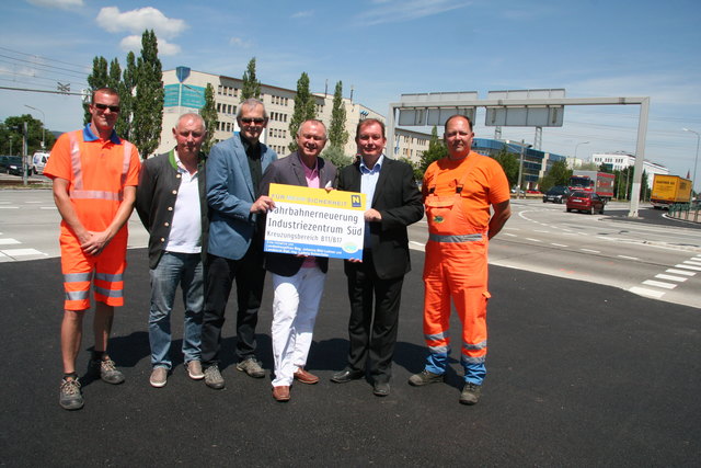 Florian Maglot (Straßenmeisterei Mödling), Josef Weinmar (Leiter der Straßenmeisterei Mödling), DI Wolfgang Pribil (Leiter-Stv. der Straßenbauabteilung Tulln), LAbg. Hans Stefan Hintner, Herbert Janschka (Bgm. von Wiener Neudorf), Dieter Schulz (Straßenmeisterei Mödling).