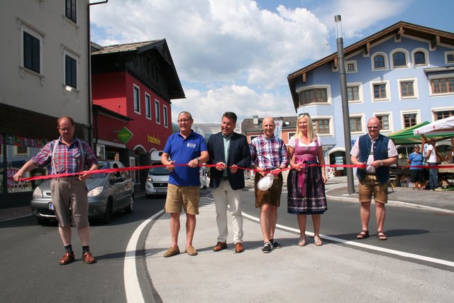Gleich wird das Band durchgeschnitten: Gemeindevertreter Hansjörg Neumaier, Bgm. Wolfgang Viertler, LR Hans Mayr, Vize-Bgm. Gerald Rauch, Helene Gassner (Mittersill Plus) und Vize-Bgm. Volker Kalcher. | Foto: Christa Nothdurfter