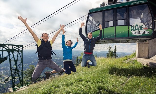 v.l.n.r.: Christian und Cornelia Höfer, wanderbegeisterte Gäste auf Raxalpe sowie Bernd Scharfegger, Prokurist und Geschäftsführer von Scharfegger’s Raxalpen Resort.