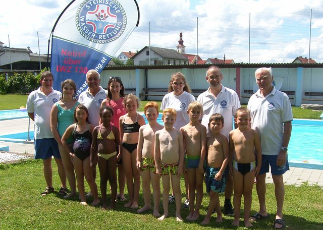 Schwimmabzeichen: Die Prüflinge aus Kirchbach mit Ausbildungsleiter Karl Berger (1.v.r.) und Mitgliedern der Bezirksstelle.