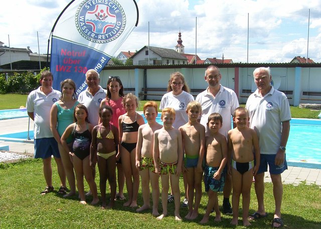 Schwimmabzeichen: Die Prüflinge aus Kirchbach mit Ausbildungsleiter Karl Berger (1.v.r.) und Mitgliedern der Bezirksstelle. | Foto: KK