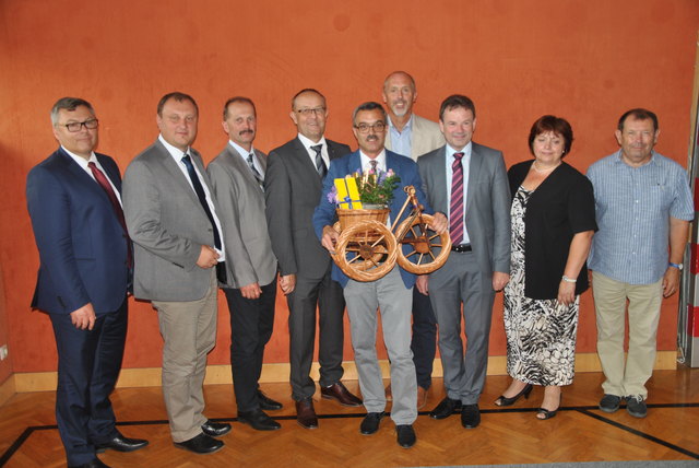DA-Vorsitzender Christian Skoll, Bgm. Harald Vogler, Vizebgm. Martin Hackl, Bgm. Peter Höbarth, Reinhold Koblinger, Pflichtschulinsp. Fritz Laschober, Alfred Grünstäudl, Direktorin Jana Mlnaříková und Rudolf Petržela von der Partnerschule Lomnice.