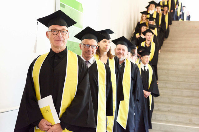 Direktor Herbert Grüner, Dekan Sergius Kodera, Studiengangsleiterin Christine Schwaiger und Lehrender Thomas Gronegger, kurz vor dem Einzug mit den Studierenden des Bachelorstudiengangs Innenarchitektur & 3D Gestaltung sowie des Masterstudiengangs Raum- & Informationsdesign