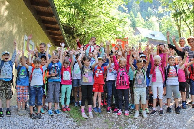 Die Volksschule Bärnbach vor der Stindl Jörg-Quelle in Salla.