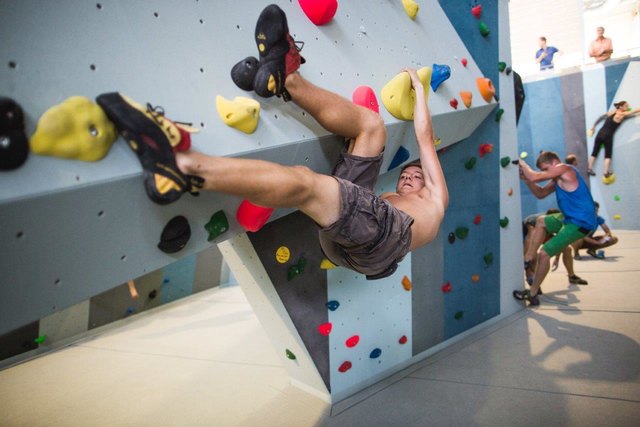 In der Boulderbar Salzburg gibt es in den Sommerferien auch Kurse für Kinder und Jugendliche.