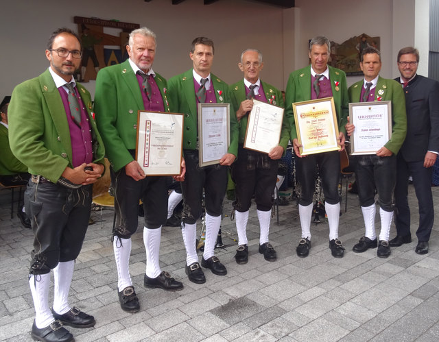 V.l.n.r.: Kpm. Rene Sarg, Edi Schmidinger, Alexander Lowin, Alois Zeisler, Adi Schiener, Robert Schmidinger und Bgm. Christian Abenthung