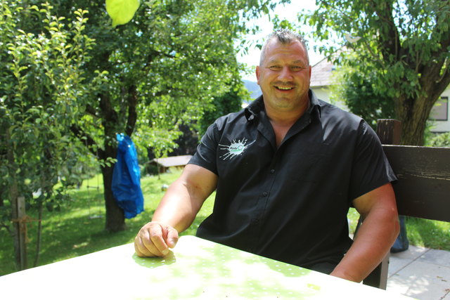 Martin Hoi ist seit über 20 Jahren Kraftsportler. In seinem Garten züchtet er Geflügel und hat zahlreiche Obstbäume