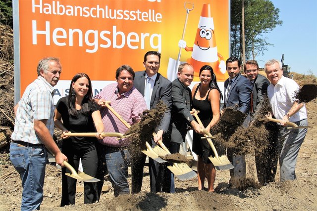 Helmut Walch, Heidemarie Rechberger, Beppo Muchitsch, Mitarbeiter der ASFINAG und LR Anton Lang (rechts) beim Spatenstich.