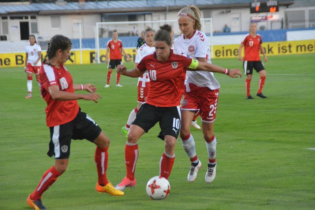Österreichs Fußballerinnen (hier Laura Feiersinger und Kapitänin Nina Burger) ließen die Däninnen kaum ins Spiel kommen.