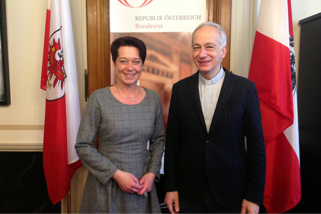 v.l.: Bundesratspräsidentin Sonja Ledl-Rossmann und Caritas-Präsident Michael Landau. | Foto: Parlamentsdirektion