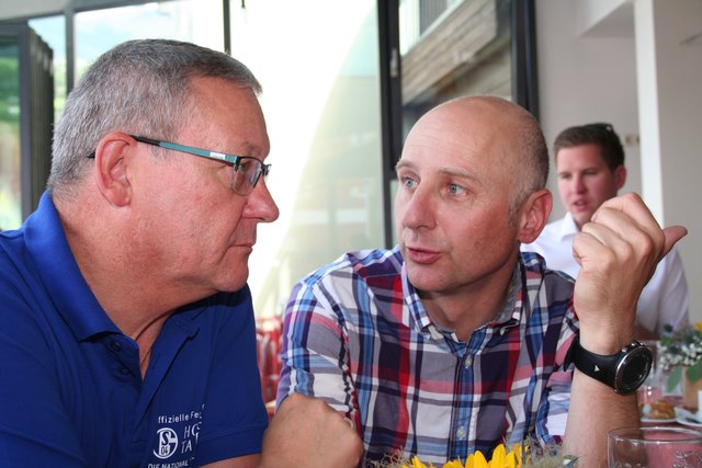 Im Gespräch: Bgm. Wolfgang Viertler (Liste VIERT) und Vize-Bgm. Gerald Rauch (SPÖ). Im Hintergrund Gemeindevertreter Fabian Scharler. | Foto: Christa Nothdurfter