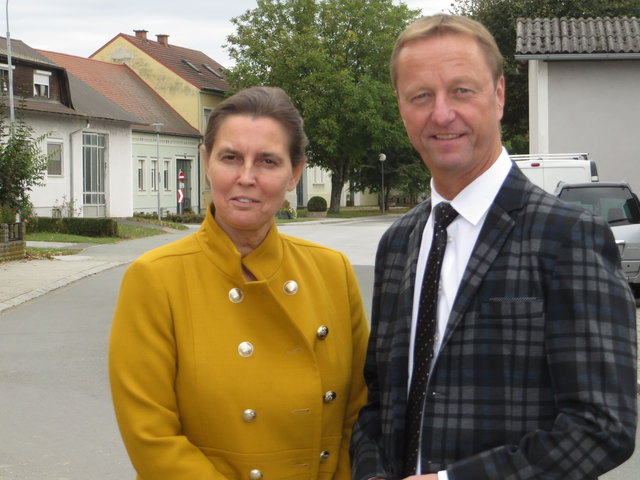 Die Rudersdorferin Petra Wagner, hier mit Landesparteiobmann Johann Tschürtz, rittert um einen Platz im Nationalrat. | Foto: Peter Sattler