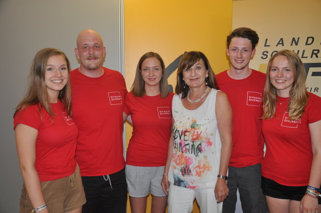 V.l.n.r.: Raphaela Höck (AHS-Landesschulsprecherin), Alexander Fritz (Berufsschul- Landesschulsprecher), Julia Wechselberger (BMHS-Landesschulsprecherin), Amtsführende Präsidentin und Bildungslandesrätin Dr. Beate Palfrader, Tobias Krißmer (AHS-Landesschulsprecher-Stellvertreter) und Tessa Soder (BMHS-Landesschulsprecherin-Stellvertreterin). | Foto: LSR TIROL