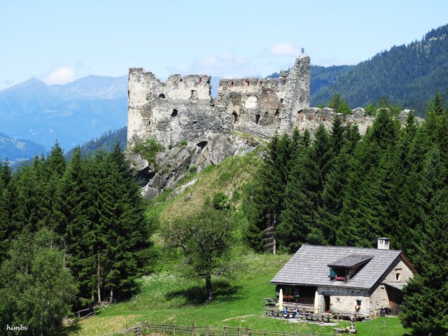 Hier kann man schon erkennen wie imposant die Ruine ist