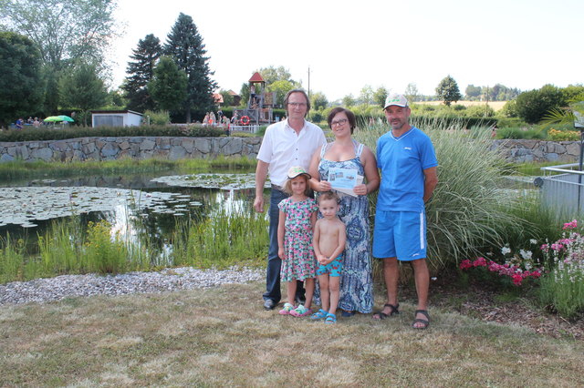 Bürgermeister Dieter Lang und Bademeister Herbert Leeb überreichten der Gewinnerin eine Saisonkarte für das Naturerlebnisbad.